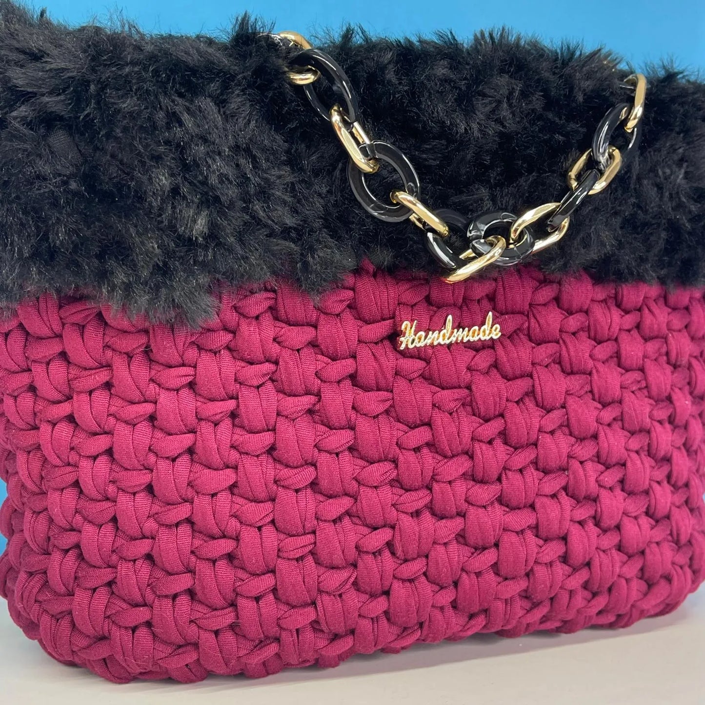 Borsetta in Fettuccia Bordeaux con Pelliccia Nera e Manico Catenina