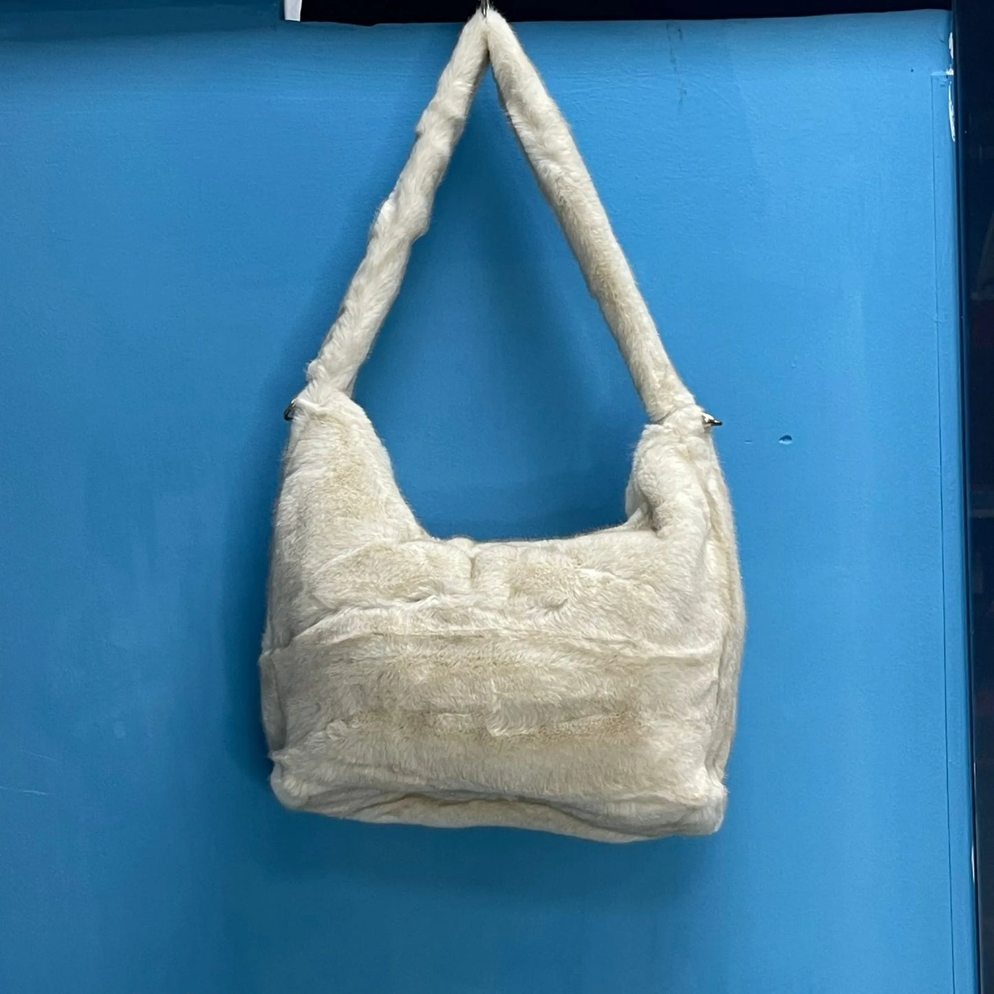 Borsa Pellicciosa Panna con Tracolla Catenina