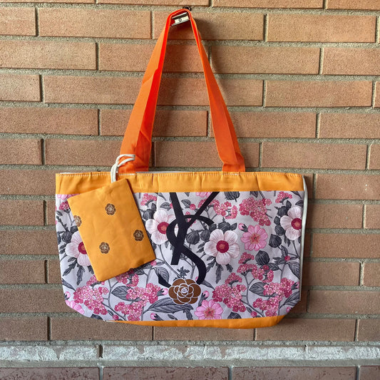 borsa mare di colore arancione con pochette arancione e scritta YS e grafica fiori