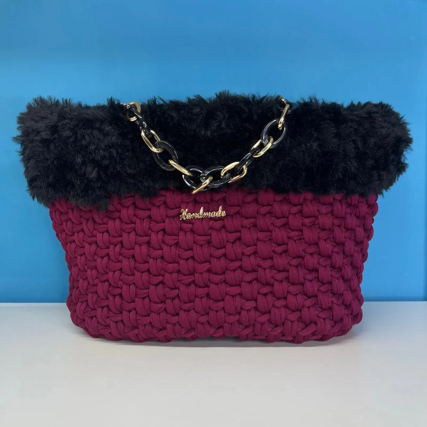 Borsetta in Fettuccia Bordeaux con Pelliccia Nera e Manico Catenina
