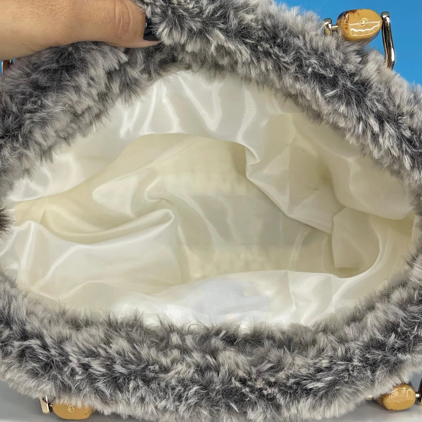 Borsetta in Fettuccia Panna con Pelliccia e Manico Bamboo