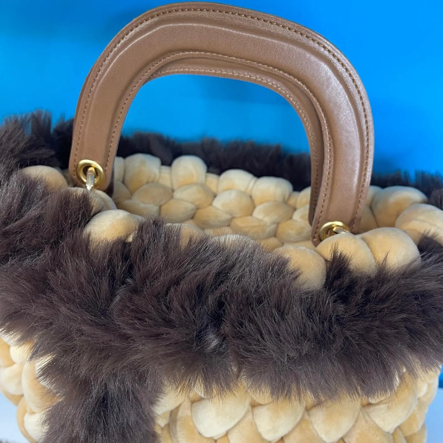 Borsa Marshmallow in Velluto con Pelliccia e Manici in Pelle