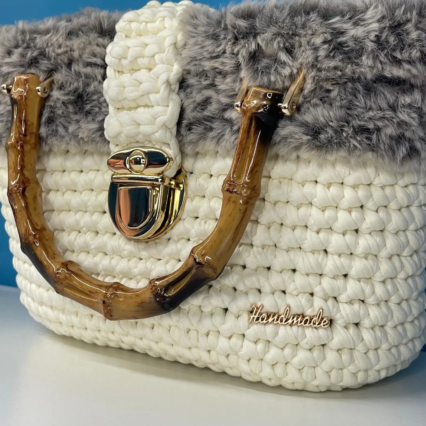 Borsetta in Fettuccia Panna con Pelliccia e Manico Bamboo